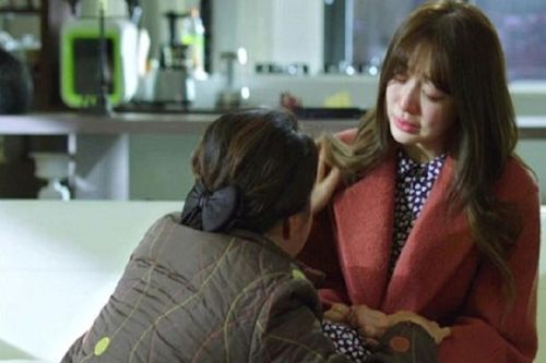 Mẹ chồng quỳ gối đưa 1,8 tỷ đồng cho con dâu yêu cầu ly hôn, lý do phía sau khiến dâu hiền đau đớn