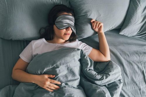 Ngủ nướng cuối tuần có thể ảnh hưởng đến tim, gây trầm cảm và nhiều vấn đề sức khỏe khác