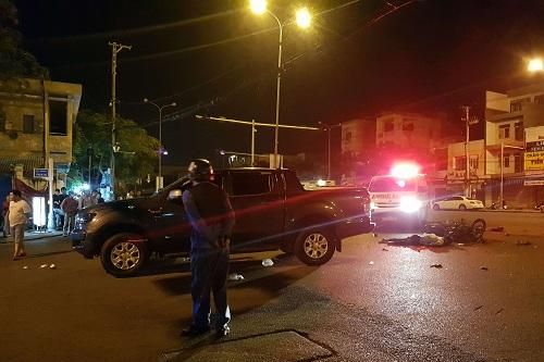 Đà Nẵng: Xe máy va chạm xe bán tải, 3 người thương vong