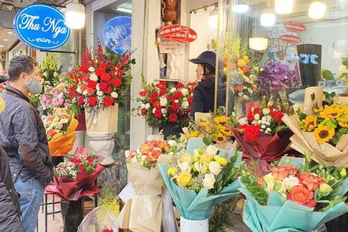 Nhộn nhịp thị trường quà tặng cho ngày 8-3
