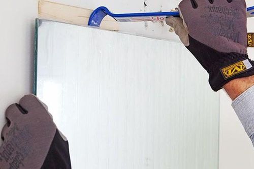 Thấy căn hộ lúc nào cũng lạnh, một người tìm hiểu và thấy điều kỳ lạ đằng sau chiếc gương