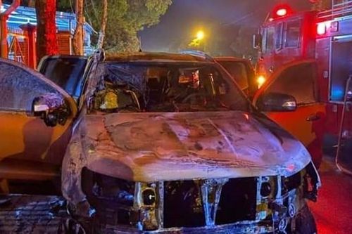 Xe ô tô nổ lốp kéo lê xe máy, sau đó cả 2 xe bốc cháy, 2 người thương vong