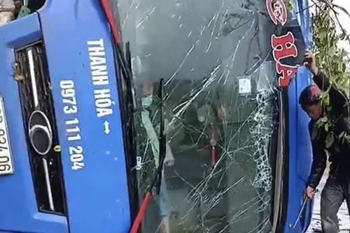 Kon Tum: Lật xe khách trên Quốc lộ 14, nhiều người may mắn thoát nạn