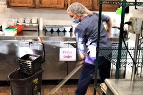 Nữ giám đốc vào viện dưỡng lão làm tạp vụ để gặp cha