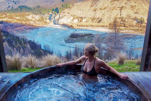 Tắm onsen giữa núi non ở New Zealand