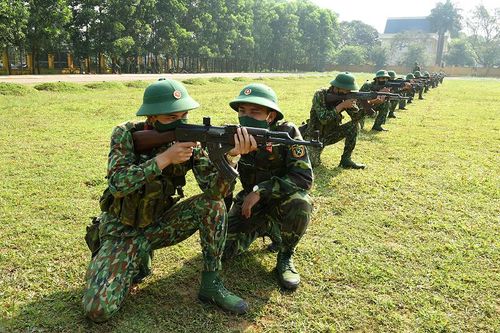 Chùm ảnh: Tân binh vượt nắng thắng mưa, say sưa luyện tập