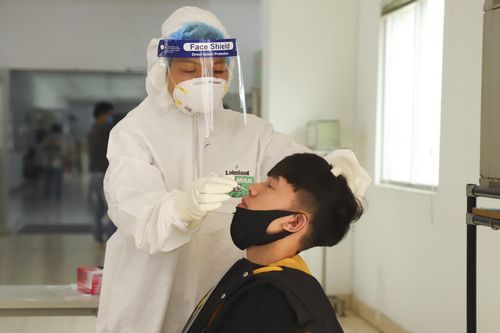 Những 'bông hồng áo trắng': Quên mình vì trách nhiệm người thầy thuốc