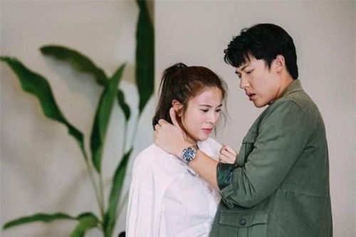 Nửa đêm nhìn cảnh tượng trong phòng mẹ chồng khiến tôi 'hóa đá'