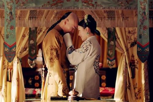 Hoàng đế ngờ nghệch bị hoàng hậu xấu xí 'cắm sừng', lộng quyền