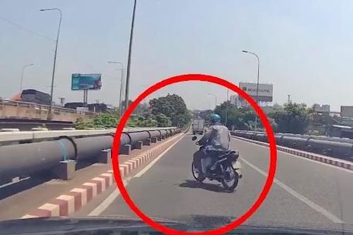 Bất chấp nguy hiểm, người đàn ông bất ngờ dừng xe nhặt tiền rơi giữa đường