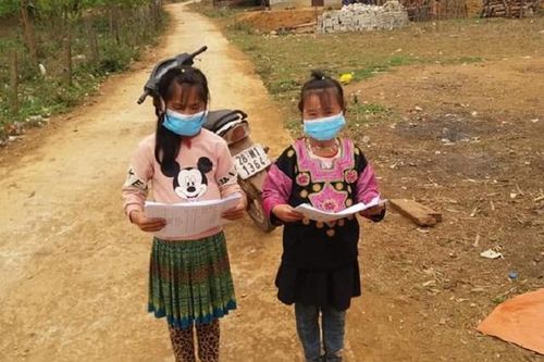 Vào bản, lên rẫy đón học sinh trở lại trường