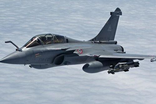 Phi đội Rafale Pháp lần đầu trang bị tên lửa Meteor khi bay thực tế