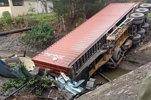 Xe container lao xuống mương, lái xe tử vong trong khoang lái