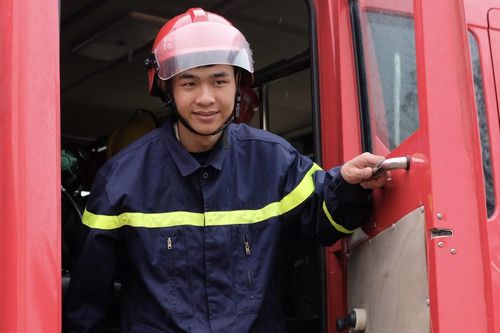 Chiến sĩ trẻ nhường bình dưỡng khí cứu người trong đám cháy