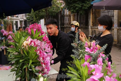 Giá hoa tăng vọt trước ngày 8/3, chủ hàng thuê thêm người chốt đơn online