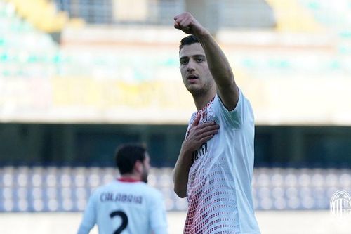 Hậu vệ MU ghi bàn đẹp mắt giúp AC Milan thắng trận