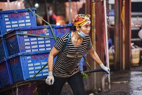 Chuyện về những nữ cửu vạn đêm ở chợ đầu mối Long Biên
