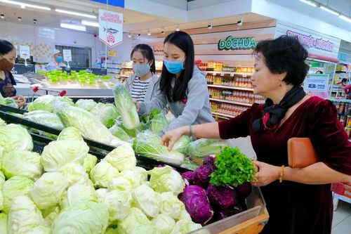 Vì sao rau ngoài đồng rẻ như cho, trong chợ và siêu thị vẫn bán giá cao?