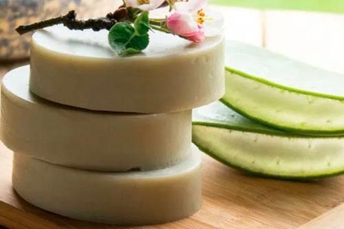 Tự làm xà phòng dưỡng da từ nha đam và mật ong