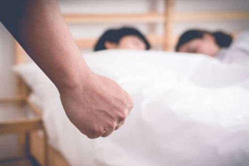 Lái xe về nhà trong đêm, bác sĩ bắt gặp vợ ngoại tình