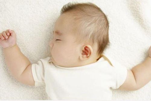 Đến tháng tuổi này mà trẻ vẫn nằm ngủ nghiêng cổ sang 1 bên thì cha mẹ chú ý đưa con đi khám ngay
