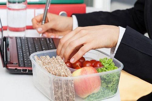 6 sai lầm khi ăn uống dân văn phòng mắc phải