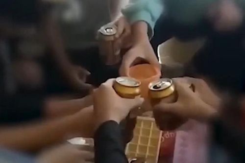 'Dậy sóng' clip cô giáo cổ vũ học sinh lớp 9 uống bia, công an vào cuộc làm rõ