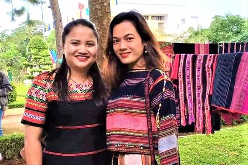 'Thổi hồn' vào trang phục thổ cẩm