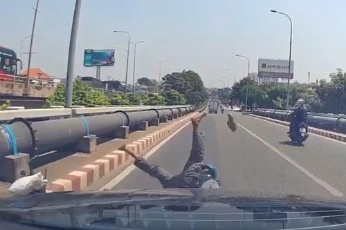 Dừng xe nhặt tiền rơi, người đàn ông bị Mercedes tông ngã