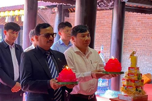 Nghệ An: Phó Đại sứ Ấn Độ dâng hương lễ Phật tại chùa Chí Linh