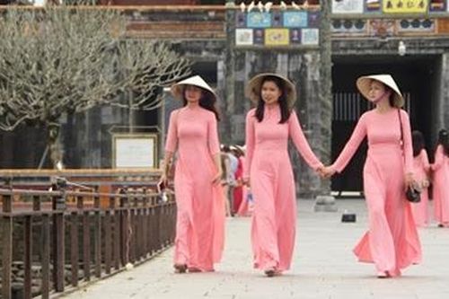 Mặc áo dài truyền thống được miễn vé tham quan Di sản Huế