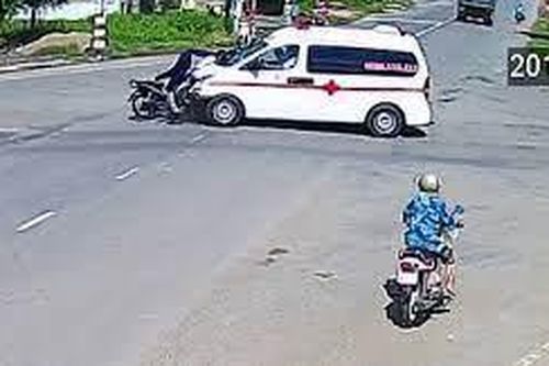 Xe cấp cứu tư nhân tông chết người đàn ông đi xe máy