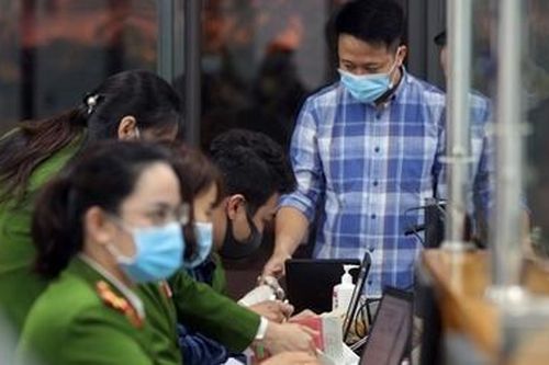 Công an Hà Nội làm việc 3 ca, cấp căn cước gắn chíp cho người dân