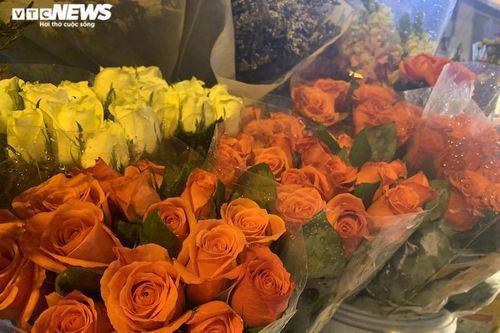 Hà Nội: Sát 8/3, hoa nội đắt gấp đôi, hoa ngoại giá trên trời vẫn cháy hàng