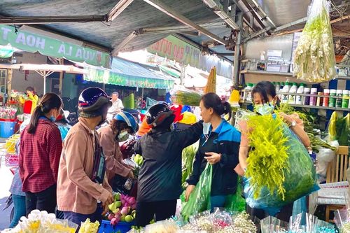 Chợ hoa lớn nhất TP.HCM đông nghịt khách trước ngày 8/3