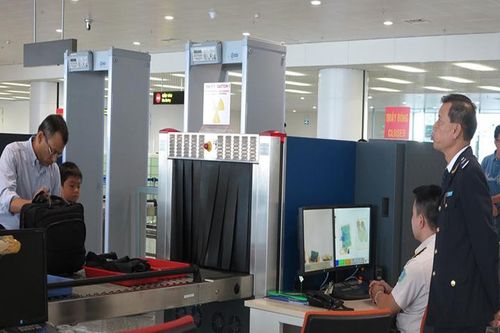 Khách nam bị bắt vì trộm đồng hồ tại điểm soi chiếu an ninh sân bay