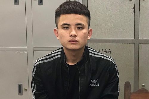 Đâm bạn gái trọng thương rồi lấy điện thoại bỏ đi