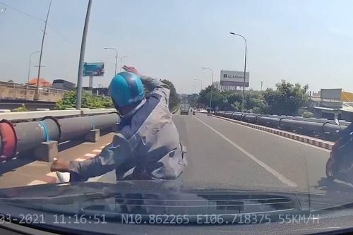 Dừng xe nhặt tiền rơi, người đàn ông bị Mercedes tông trúng