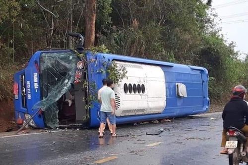 Lật xe khách giường nằm, 19 người bị thương