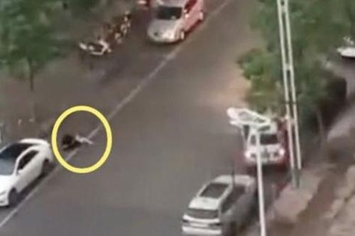 Cô gái bị bạn trai đánh giữa đường và màn phản công 'đặc sắc' khiến anh phải xin tha, nguyên nhân vì một lời nói khi đang ân ái