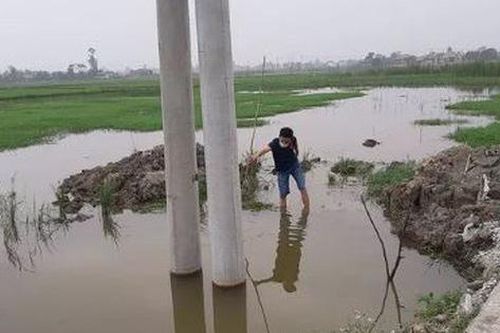 2 trẻ nhỏ chết đuối dưới hố chôn cột điện sát đường đi