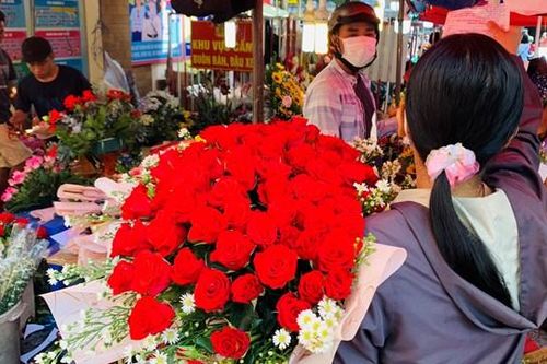 Đông nghịt người mua hoa tươi chúc mừng ngày 8-3