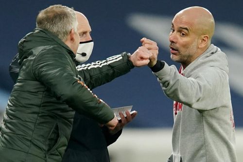 Pep nổi nóng với Solskjaer ở trận derby Manchester