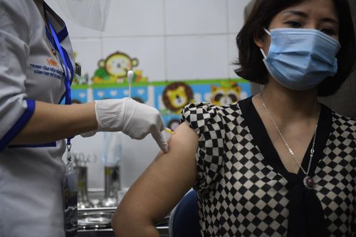 Nhân viên y tế đầu tiên ở Hải Dương được tiêm vaccine Covid-19