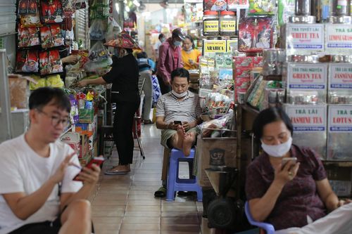 Tiểu thương chợ Bến Thành gồng mình giữ khách