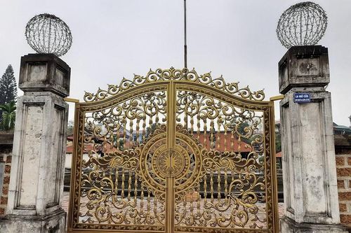 Cổng đình cổ Tây Đằng được sơn mạ vàng