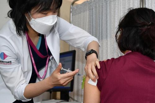 Hàn Quốc: 'Không có mối liên hệ giữa vaccine của AstraZeneca với 8 ca tử vong sau tiêm'