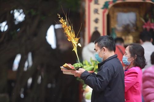 Ngày đầu mở cửa trở lại, phủ Tây Hồ khách đến lễ thưa vắng, bỏ khẩu trang tỏ lòng thành kính