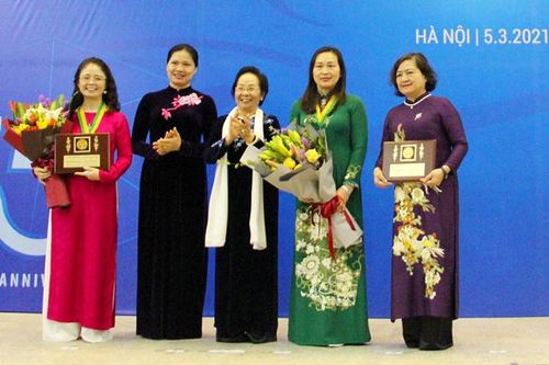 Những nhà khoa học nữ hết mình vì cộng đồng
