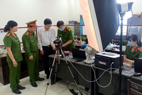 Lãnh đạo CATP Đà Nẵng kiểm tra, động viên các tổ cấp Căn cước công dân làm việc ngày Chủ nhật